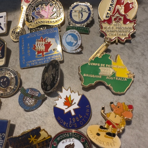 25 Vintage lapel pins - related to Canadian Precision/ synchronized skating - Picture 3 of 4